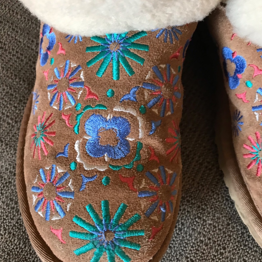 Embroidered UGG’s - Picture 7 of 7